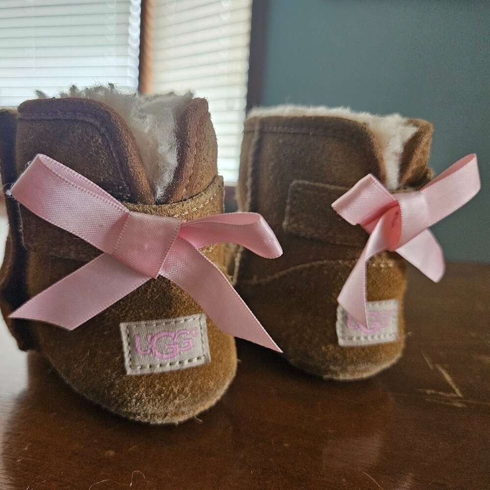 Baby Girl Jesse Bow Ugg booties - size 2/3